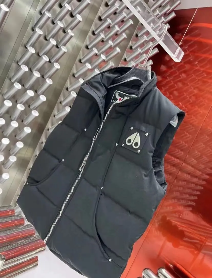 P590 Canadian vest Moose Knules has always been recognized as the warmest down jacket. It is often worn by various Instagram celebrities, Internet celebrities, and celebrities for street photography. But I still can't get rid of my love for you. No matter how cold the days are, there is no need to be afraid, because there is! Filled with 90% white duck down, it is the legendary warmest down jacket and is known as a must-have for Arctic outdoor sports! The most popular down jacket in the world, celebrities are rushing to buy it, it is a must-have! Unisex sizes: S - XXL